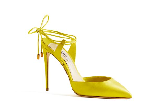 Yellow high heel pump woman shoe attachante