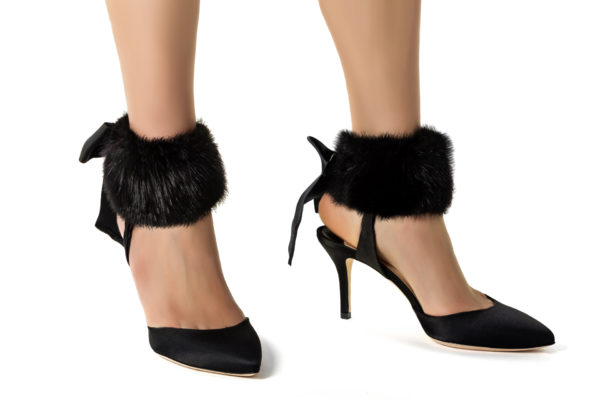 Black medium heel pump woman shoe attachante with mink at the ankle