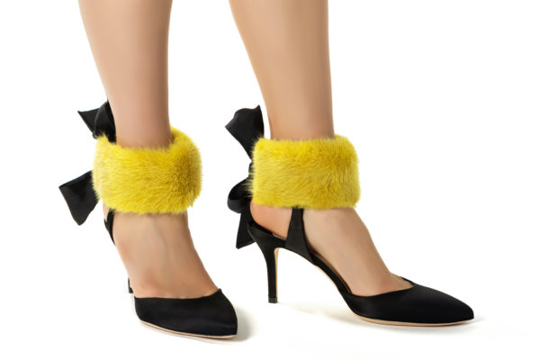 Black medium heel pump woman shoe attachante with mink at the ankle